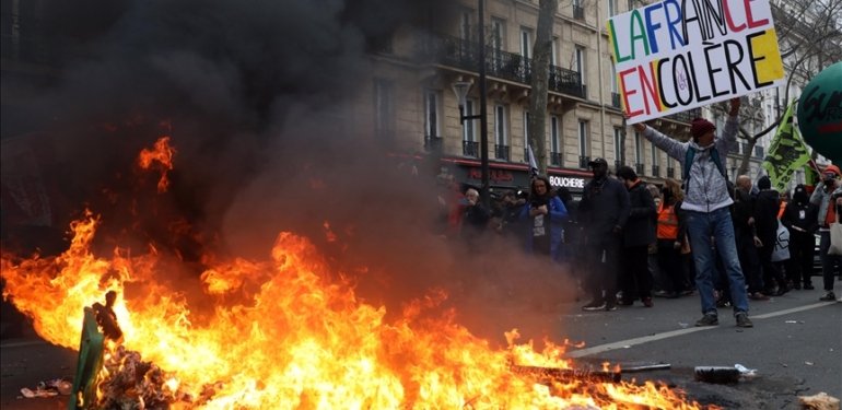 Fransa’da hükümetle sendikaların emeklilik reformu görüşmesinden sonuç çıkmadı