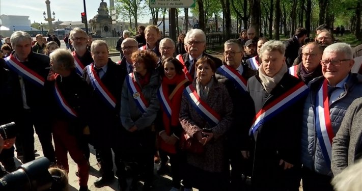 Fransız milletvekilleri Elysee Sarayı’na yürüdü