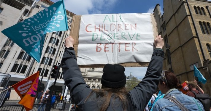 İngiltere’de greve giden sağlık çalışanları hükümetin zam teklifini kabul etti
