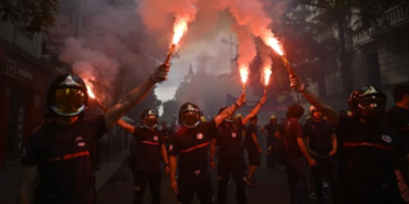 ispanyada-itfaiyeciler-mecliste-geciken-yasal-duzenlemeden-dolayi-madridde-gosteri-yapti