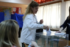 yunanistanda-secmenler-genel-secim-icin-sandik-basinda