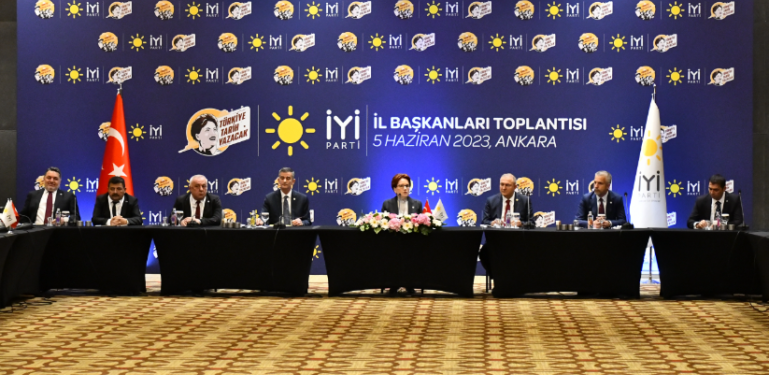 Akşener, partisinin il başkanlarıyla bir araya geldi