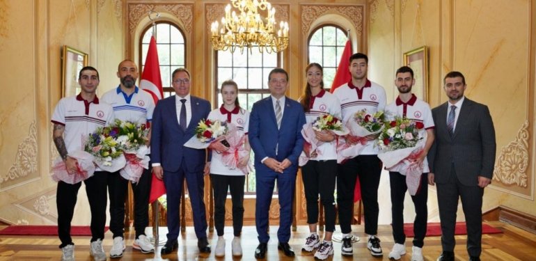 İmamoğlu, İBB Spor Kulübü sporcularıyla bir araya geldi