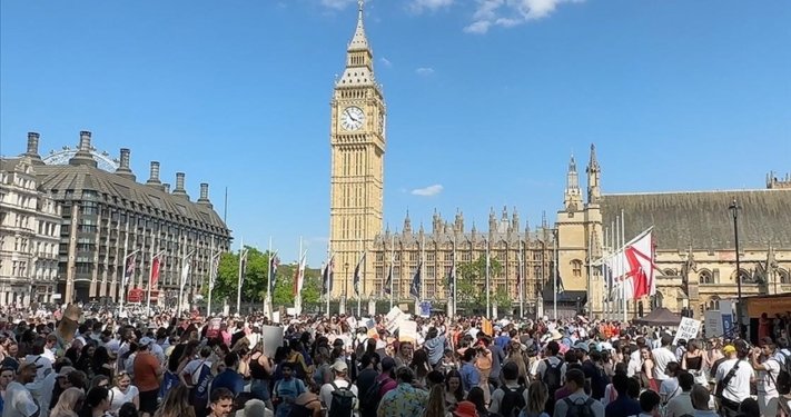 İngiltere’de pratisyen hekimler maaşları ve çalışma şartlarını protesto etti