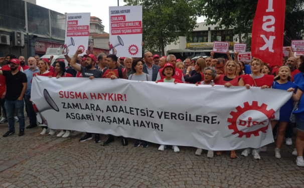 DİSK, zamları ve vergileri protesto etti
