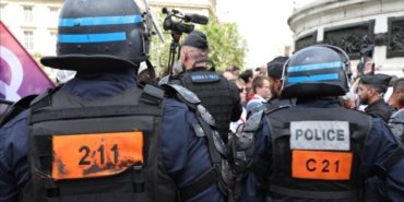 fransada-bir-gence-siddet-uyguladigi-gerekcesiyle-7-polise-gozalti