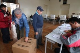 Ekvador'daki seçimlerin ilk sonuçları ikinci tura işaret ediyor