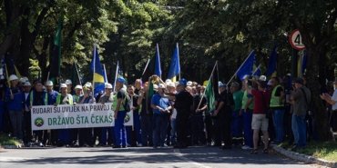 bosna-hersekli-madenciler-maaslarinin-odenmedigi-gerekcesiyle-protesto-duzenledi