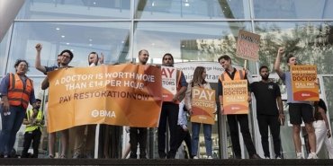 ingilterede-pratisyen-hekimler-bu-yil-besinci-kez-greve-gitti