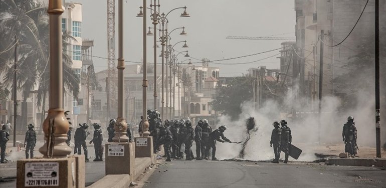 Senegal’de muhalif lider Sonko’nun tutuklanmasından sonra çıkan olaylarda 2 kişi hayatını kaybetti