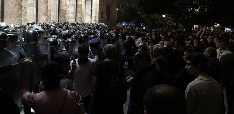 Ermenistan’da Başbakan’a suikast iddiasıyla 8 kişi gözaltına alındı