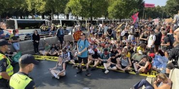 hollandada-yolu-kapatarak-eylem-yapan-yaklasik-2-bin-cevreci-aktivist-gozaltina-alindi