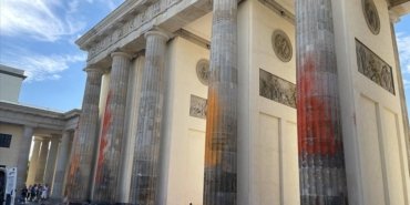 iklim-aktivistleri-tarihi-brandenburg-kapisini-turuncuya-boyadi