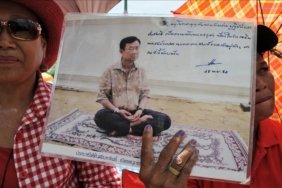 tayland-krali-eski-basbakan-sinavatranin-8-yillik-hapis-cezasini-1-yila-indirdi