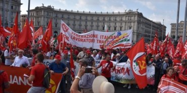 italyada-isciler-asgari-ucret-talebiyle-yurudu