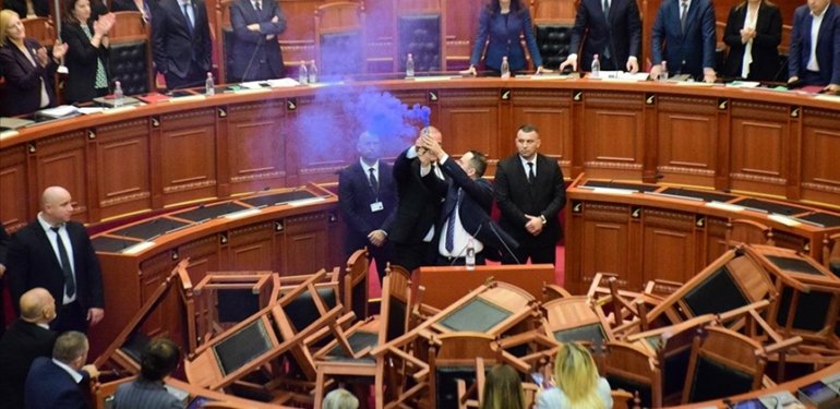 Arnavutluk Meclisi oturumunda gerilim yaşandı