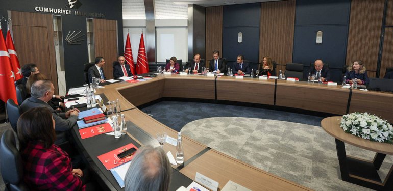 CHP Genel Başkanı Özgür Özel, Eski Genel Başkan Hikmet Çetin ile Buluştu