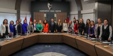 ozgur-ozel-kadin-kollari-myk-uyeleriyle-toplanti-gerceklestirdi