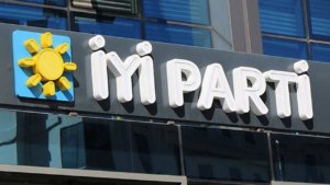 iyi-parti-antalyada-yonetim-krizi-6-uye-gorevi-birakti