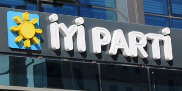 iyi-parti-antalyada-yonetim-krizi-6-uye-gorevi-birakti