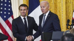Biden, Macron ile Mitterrand'ı Karıştırdı