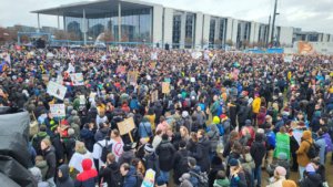 berlinde-350-bin-kisilik-miting
