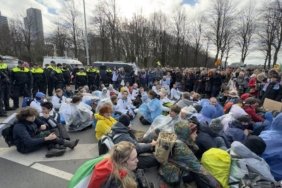 hollandada-cevreci-grup-a12-yolunu-kapatti