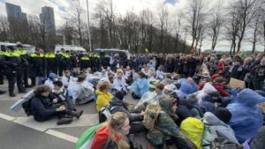 hollandada-cevreci-grup-a12-yolunu-kapatti