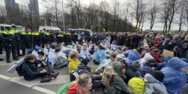 hollandada-cevreci-grup-a12-yolunu-kapatti