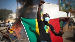 senegalde-cumhurbaskanligi-secimi-ertelendi-sokaklar-karisti