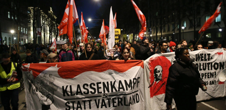 Viyana’da Aşırı Sağcı Balo Protesto Edildi