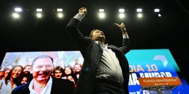 portekizde-demokrasinin-50-yilinda-sandik-basina