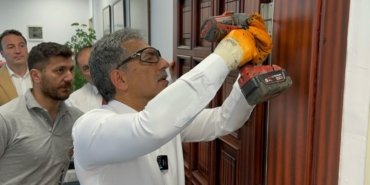 gemlik-belediye-baskani-makam-kapisini-kaldirdi