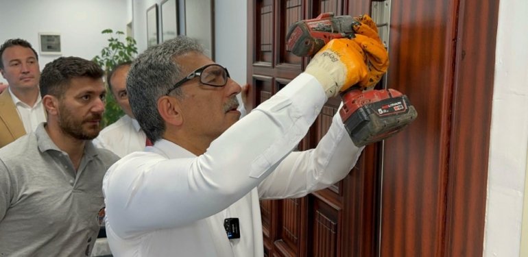 Gemlik Belediye Başkanı Makam Kapısını Kaldırdı
