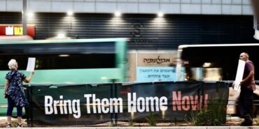 tel-avivde-rehine-yakinlarindan-protesto
