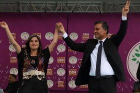 van-buyuksehir-belediye-baskani-abdullah-zeydan-mazbatasini-aliyor