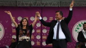 van-buyuksehir-belediye-baskani-abdullah-zeydan-mazbatasini-aliyor
