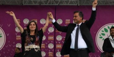 van-buyuksehir-belediye-baskani-abdullah-zeydan-mazbatasini-aliyor