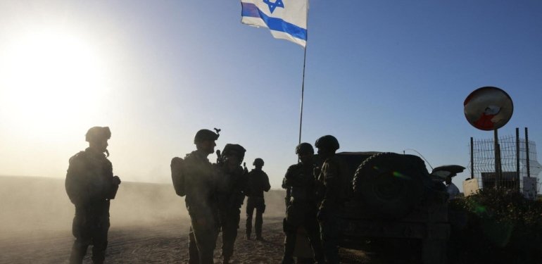 İsrail Askerlerinin Mancınıkla Yaktığı Beton Duvarlar