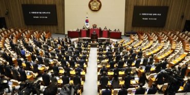 guney-korede-yoon-suk-yeolun-gorevden-alinmasi-icin-azil-onergesi-oylamasi-WRgNQhpL.jpg