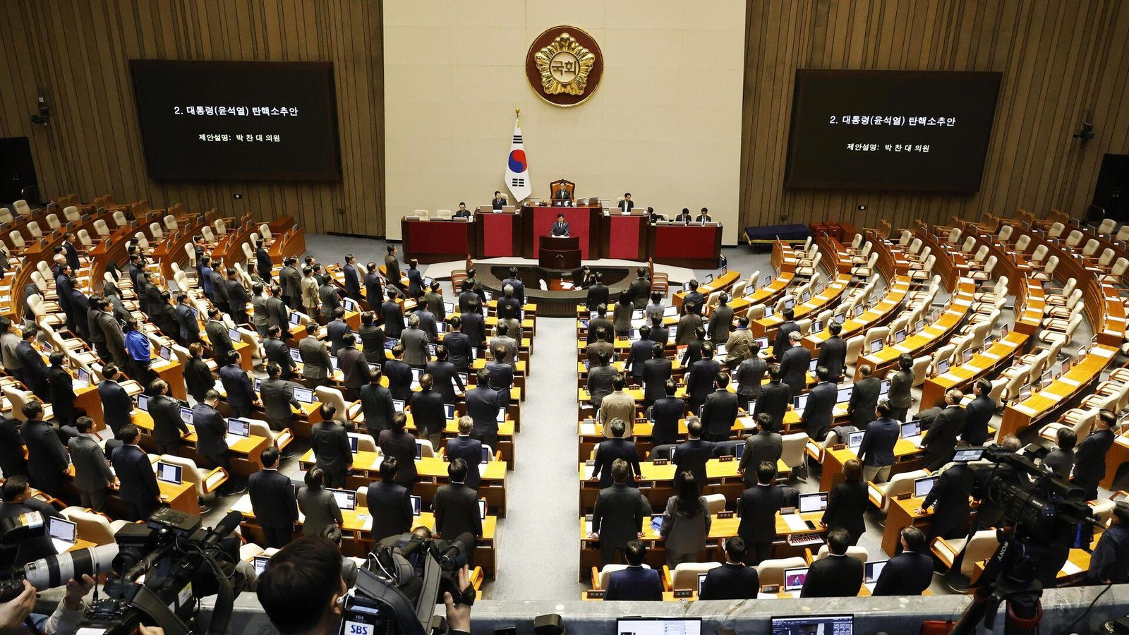 guney-korede-yoon-suk-yeolun-gorevden-alinmasi-icin-azil-onergesi-oylamasi-WRgNQhpL.jpg