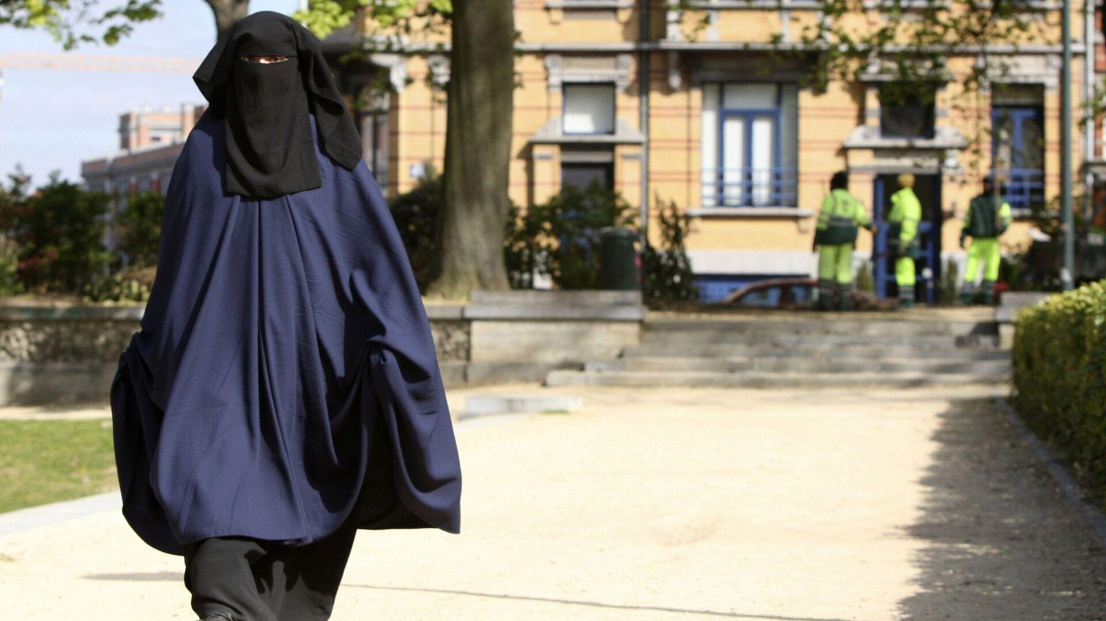 isvicrede-burka-yasagi-kamu-alanlarinda-yuzu-kapatma-yasagi-uygulanacak-F4D5BjcB.jpg