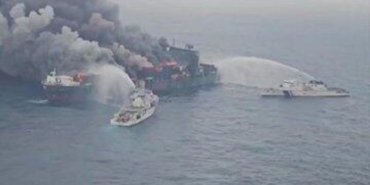 hindistanin-kerala-kiyilarinda-buyuk-deniz-kazasi-ve-yangin-olayi-cNTpgFNm.jpg