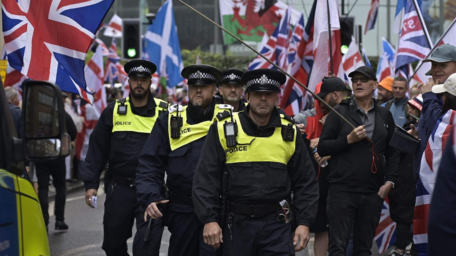 londra-goc-ve-ulusal-kimlik-gosteren-protestolarinda-cesitli-sesler-eylem-konusmacilar-ve-karsit-tutumlar-Q6DABbwa.jpg