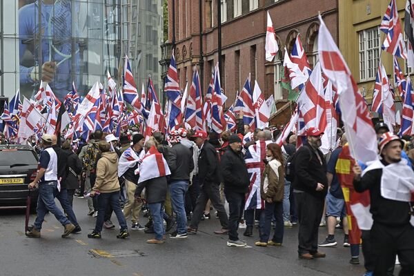 Londra Göç ve Ulusal Kimlik Gösteren Protestolarında Çeşitli Sesler: Eylem, Konuşmacılar ve Karşıt Tutumlar