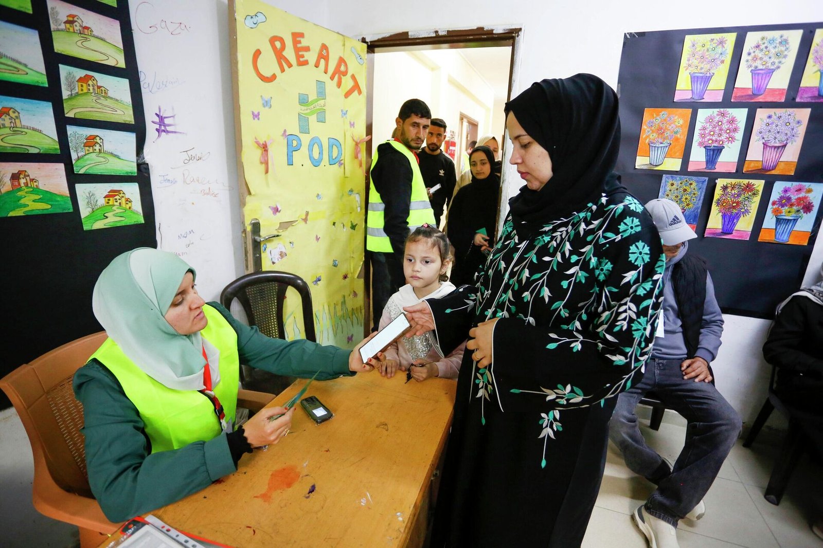 Gazze'de Yerel Seçimler: Sandıklar Açıldı ve Yardımlar Sürüyor