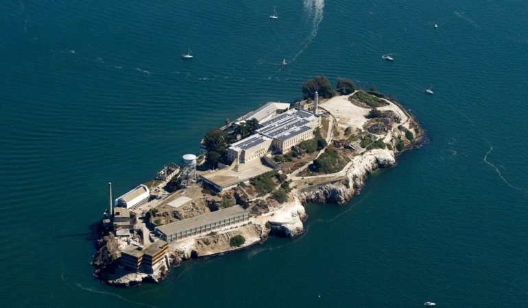 Alcatraz Açıklarında Tekne Kazası: Kayıp ve Kurtarma Operasyonu