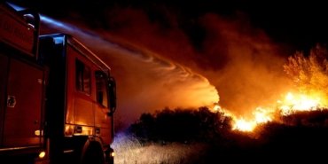 fransa-ve-yunanistanda-orman-yanginlari-kirmizi-alarm-devam-ediyor-3khfaVVi.jpg