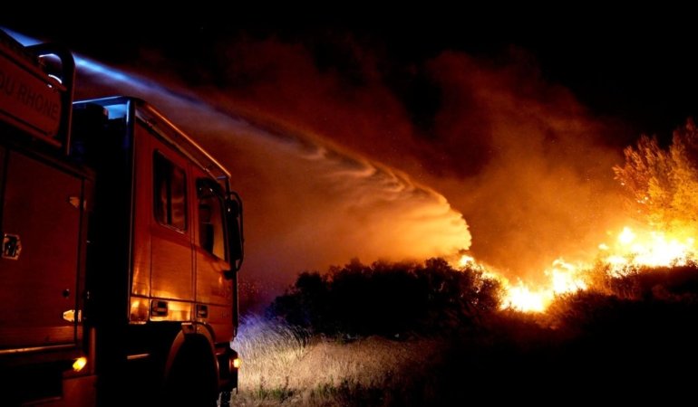 fransa-ve-yunanistanda-orman-yanginlari-kirmizi-alarm-devam-ediyor-3khfaVVi.jpg
